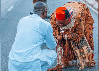 Rencontre de proximité avec un gardien de tradition, image cadrée