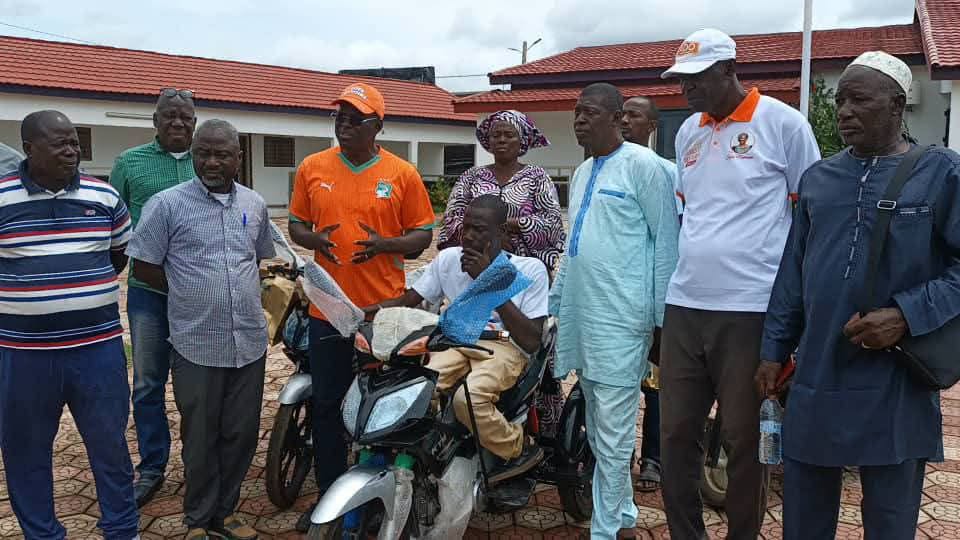 L’Honorable Penawelfa Karim Ouattara honore sa promesse en offrant une moto à Philip Bodo, une personne vivant avec un handicap physique, afin de renforcer sa mobilité et son autonomie.
